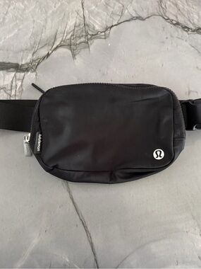 lululemon athletica Black women’s Sling Belt Bag